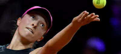 FILED - 18 April 2024, Baden-Wuerttemberg, Stuttgart: Polish tennis player Iga Swiatek in action against Belgium's Elise Mertens during their women's singles tennis match at the Stuttgart open. Photo: Marijan Murat/dpa