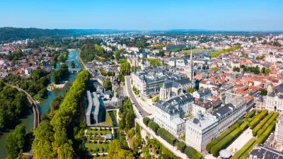 Panoramski pogled na mesto Pau v Pirenejih / Foto: Istock