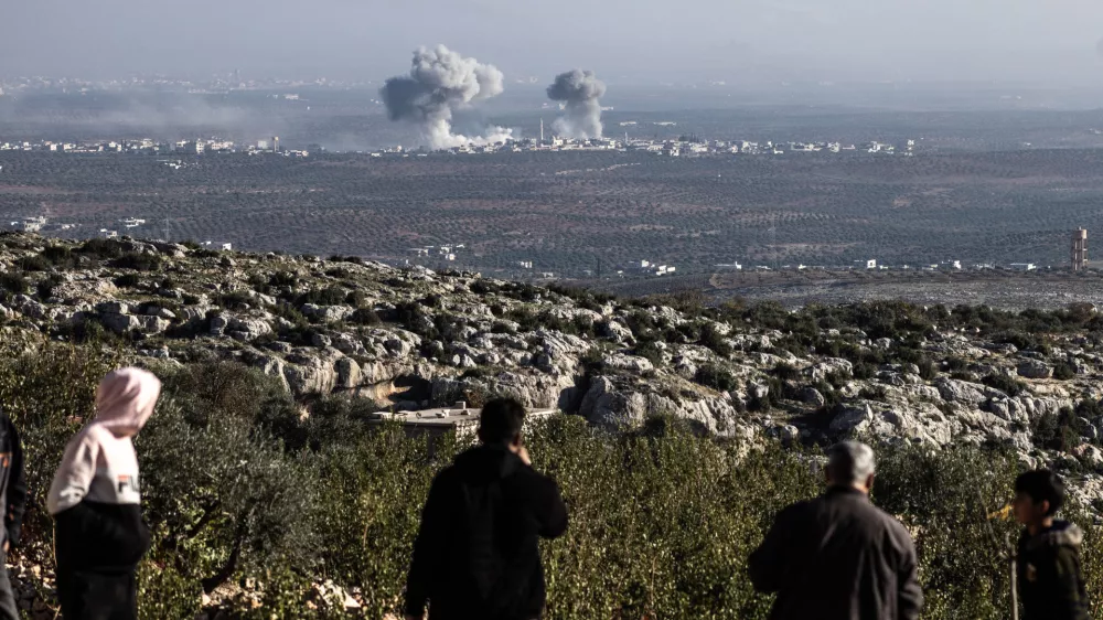 28 November 2024, Syria, Majdalya: Smoke rises as a result of a Syrian regime airstrike targeting the town of Majdalya in the Idlib countryside. Photo: Anas Alkharboutli/dpa