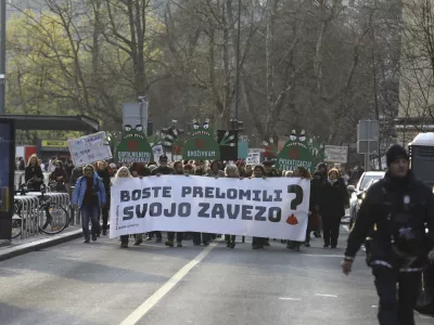 - 07.04.2023 - Protestni shod iniciative Glas ljudstva na Svetovni dan zdravja - Pohod za javno zdravstvo z Javno tribuno –zahtevali interventni zakon, v katerem predlagajo rešitve za krepitev javnega zdravstva - paket dveh zakonskih sprememb, ukinitev dopolnilnega zdravstvenega zavarovanja in predlog za pravičnejši davek - protest //FOTO: Luka Cjuha