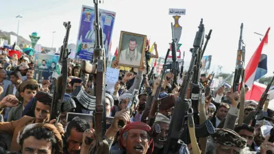 Protesters hold up weapons as people rally, mainly Houthi supporters, to show support to Lebanon's Hezbollah and Palestinians in the Gaza Strip, in Sanaa, Yemen, November 29, 2024. REUTERS/Khaled Abdullah