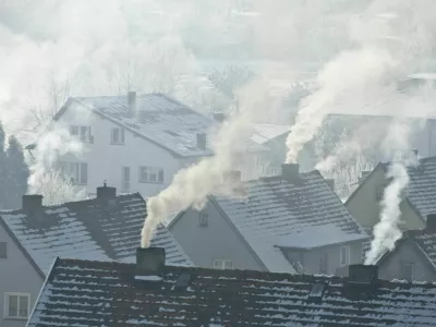 Kurjenje trdnih goriv je pozimi največji krivec za onesnažen zrak. A stanovanja je v času virusov in gripe vseeno treba prezračevati.