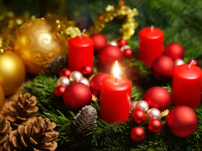 ﻿Advent wreath with one burning candle