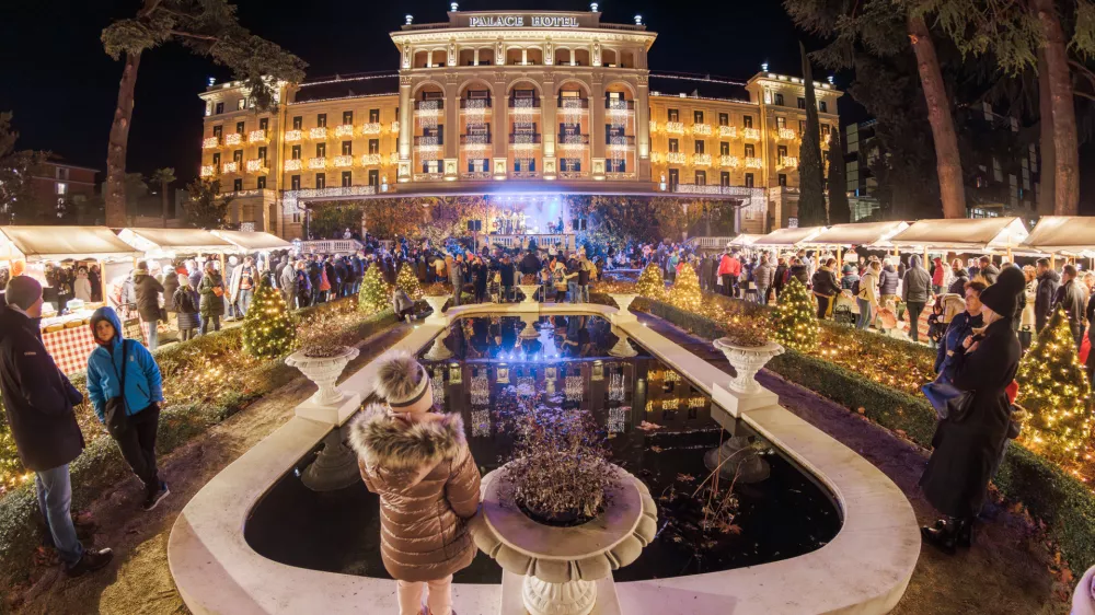 S prižigom luči pred hotelom Kempinski se je v Občina Piran začel bogat praznični program, ki bo trajal vse do 5. januarja. F Jaka Ivančič