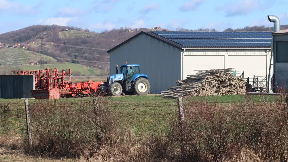 Državni sklad zemljišča, ki jih je imelo doslej v zakupu Kmetijsko gospodarstvo Lendava, na novo oddaja v zakup. Foto: Tatjana Pihlar 