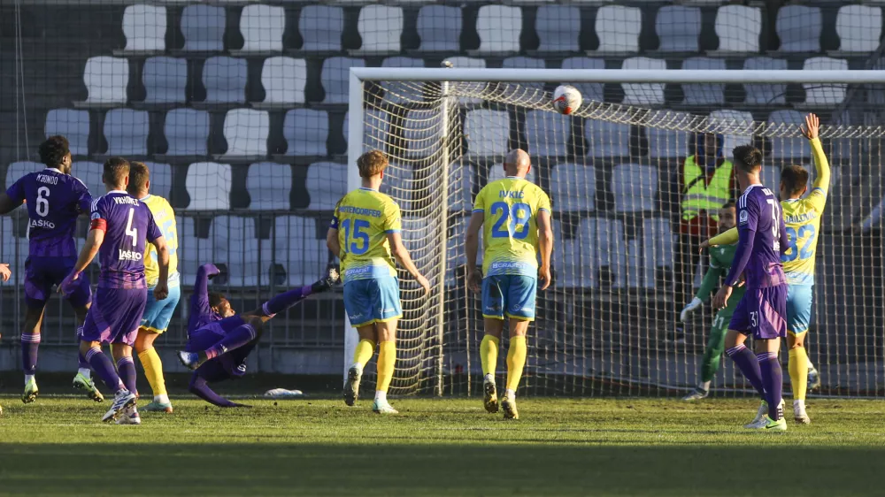 30.11.2024 - stadion Bonifika - nogomet - derbi Koper - MariborFOTO: LUKA CJUHA