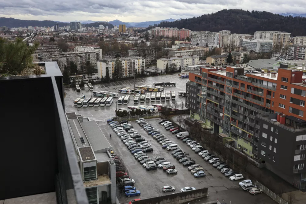 - remiza LPP - - 18.01.2024 – Stanovanjska soseska Kvartet, Cesta Ljubljanske brigade v Ljubljani Šiška - kompleks štirih 15-nadstropnih stolpnic - ogled stanovanj in zunanjih površin - novogradnja //FOTO: Jaka Gasar