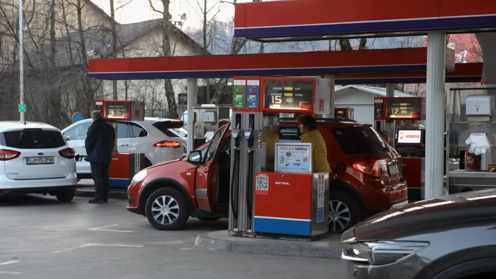 ﻿Bencinski servis Petrol - Šmartinska cesta v Ljubljani.- 07.03.2022 - podražitev pogonskih goriv v Sloveniji - gneča na bencinskih črpalkah - liter bencina dražji za deset centov, liter dizla dražji za dvajset centov - kolona vozil. //FOTO: Luka Cjuha