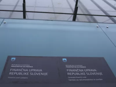 Osnutek zakona o izmenjavi elektronskih računov in drugih elektronskih dokumentov vsebuje določila, na podlagi katerih bi lahko Furs sistematično zbiral podatke o tem, katero storitev ali blago smo kupili, vključno z osebnimi podatki na izstavljenih računih. Foto: Luka Cjuha 