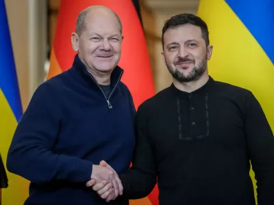 02 December 2024, Ukraine, Kiev: German Chancellor Olaf Scholz shakes hands with Ukrainian President Volodymyr Zelensky (L) following their joint press conference after a meeting. Photo: Kay Nietfeld/dpa