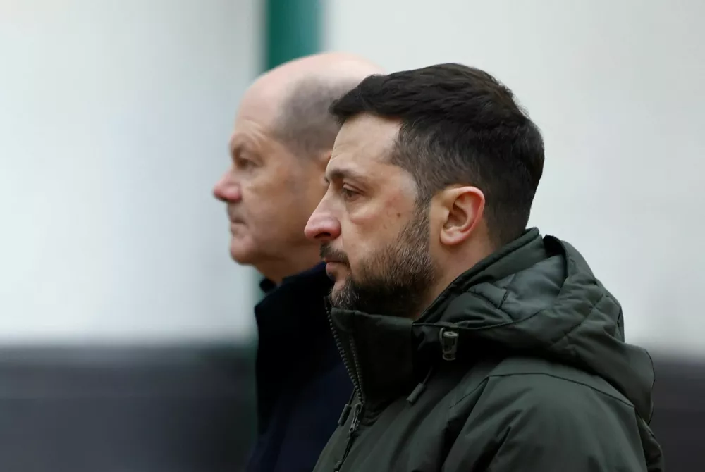 Ukrainian Presidents Volodymyr Zelenskiy and German Chancellor Olaf Scholz walk in the garden of St. Sophia Cathedral, amid Russia's attack on Ukraine, in Kyiv, Ukraine December 2, 2024. REUTERS/Thomas Peter