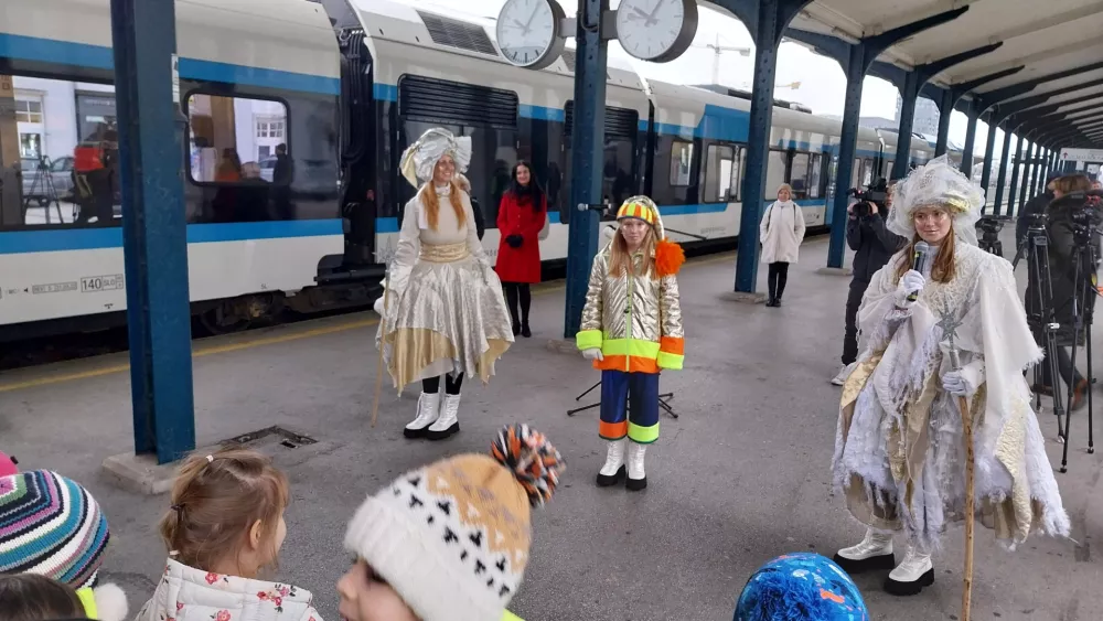 S prazničnim Božičkovim vlakom so iz Celja prišli vili in simpatični škrat. F Vesna Levičnik