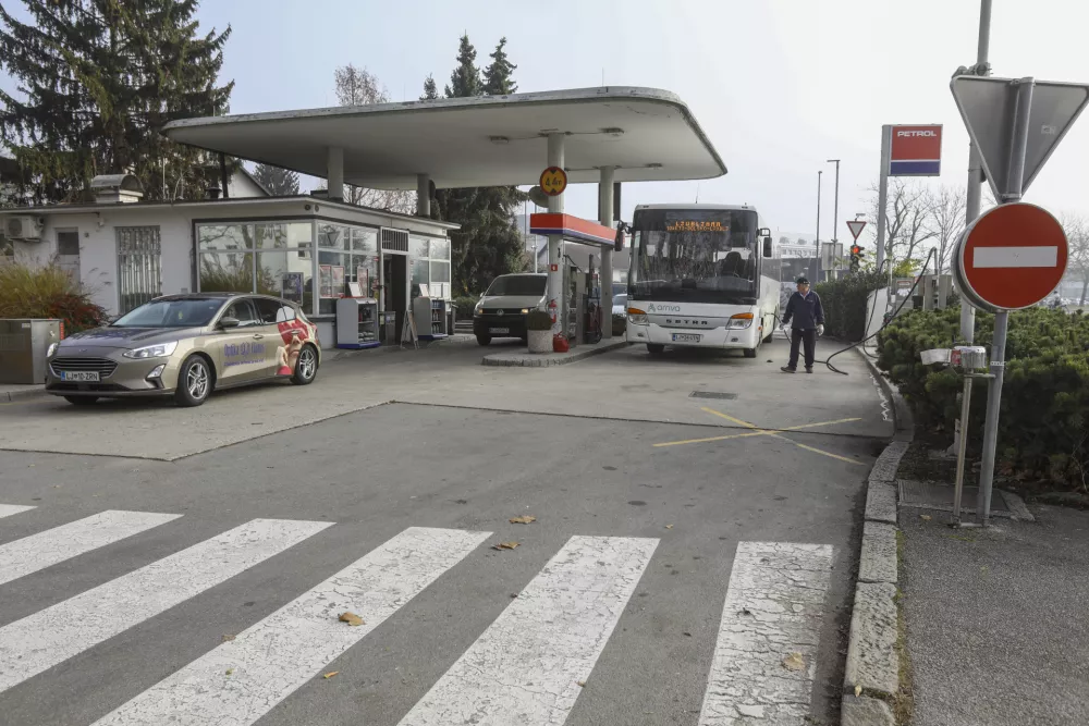 Petrol bencinska pumpa02.12.2024 - Savska cesta in Šmartinska cesta - območje gradnje novega rondoja FOTO: LUKA CJUHA