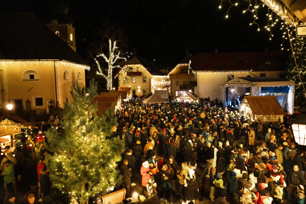 Minuli vikend so praznične luči prižgali v Kranjski Gori. F Turizem Kranjska Gora