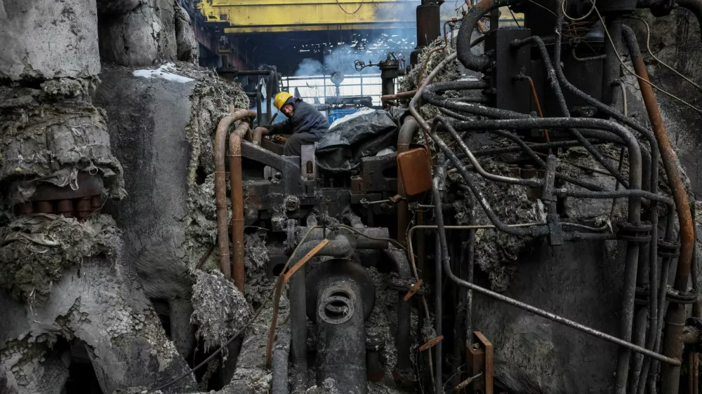 Rusija s pogostimi raketnimi napadi na ukrajinsko energetsko infrastrukturo podobno kot prejšnje zime terorizira prebivalstvo, da ne bi imelo ogrevanja in elektrike. Foto: Reuters