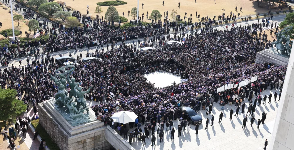 04 December 2024, South Korea, Seoul: Opposition lawmakers and members of a civic organization take part in a rally in front of the National Assembly in Seoul, demanding South Korean President Yoon Suk Yeol resign over his declaration of emergency martial law, which he revoked hours later. Photo: -/YNA/dpa