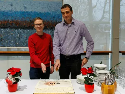 Doc. dr. Matjaž Humar in dr. Andrrii Tykhonov. Ob pridobitvi projekta je rezanje ERC torte že tradicija. / Foto: Marjan Verc/ijs