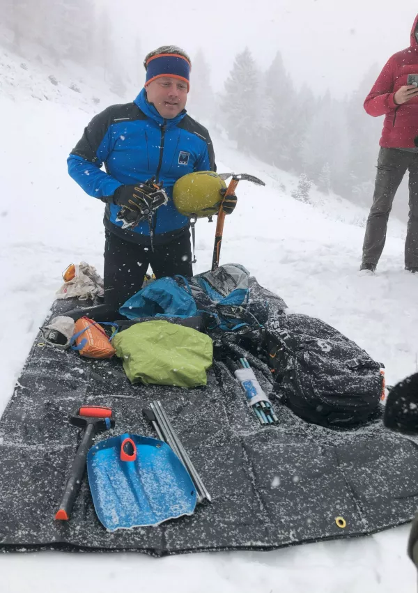 Marko Petek, alpinistični inštruktor z opremo, ki je potrebna za obisk gora pozimi. 