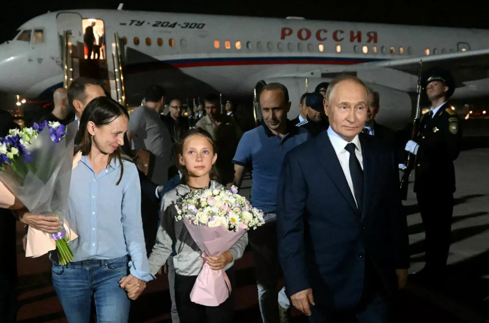 FILE PHOTO: Russian President Vladimir Putin welcomes Russian nationals, including Artyom Dultsev, Anna Dultseva and their children, following a prisoner exchange between Russia with Western countries, during a ceremony at Vnukovo International Airport in Moscow, Russia August 1, 2024. Sputnik/Mikhail Voskresensky/Pool via REUTERS ATTENTION EDITORS - THIS IMAGE WAS PROVIDED BY A THIRD PARTY./File Photo