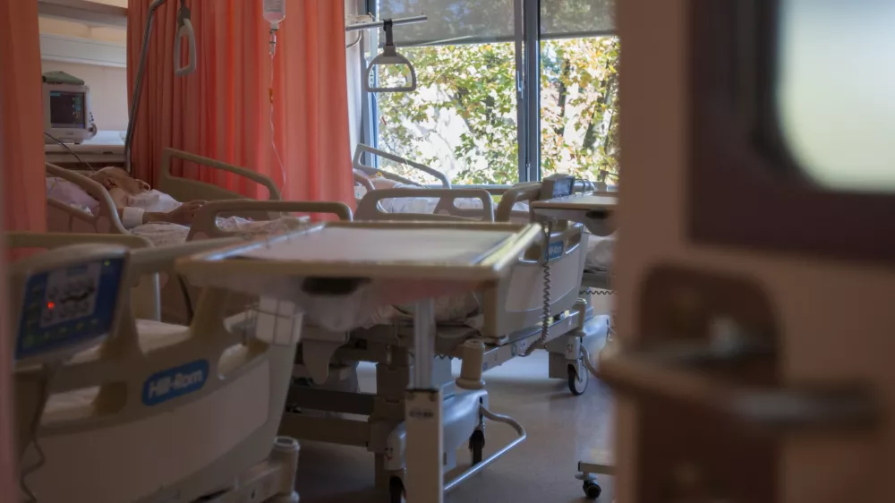 ﻿- 23.10.2015 - Nevrološka klinika - Klinični oddelek za vaskularno nevrologijo in intenzivno nevrološko terapijo na Zaloški 2 v Ljubljani. - UKC - Klinični center - oskrba - zdravstvo - oddelek - bolniška postelja - soba - pacient - //FOTO: Maja Marko