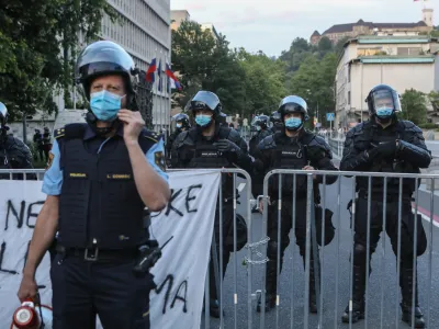 ﻿policija- 22.05.2020 – protivladni protest Z balkonov na kolesa v Ljubljani - protestni shod proti vladi Janeza Janše v času novega koronavirusa COVID-19 - kolesarji.-//Foto: Luka Cjuha.