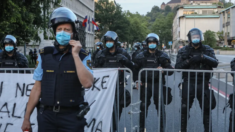 ﻿policija- 22.05.2020 – protivladni protest Z balkonov na kolesa v Ljubljani - protestni shod proti vladi Janeza Janše v času novega koronavirusa COVID-19 - kolesarji.-//Foto: Luka Cjuha.