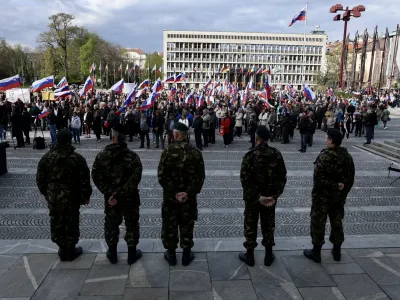 Združenje za vrednote slovenske osamosvojitve je ob robu razprave o interpelaciji vlade pripravilo protestni shod pod geslom Za Slovenijo in resnico. Foto: Jaka Gasar