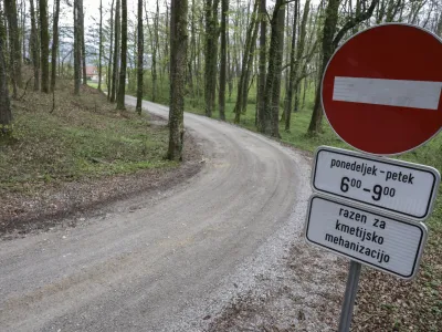 Nova prometna signalizacija vožnjo skozi Gumnišče dovoljuje le kmetijski mehanizaciji in voznikom z dovolilnicami.