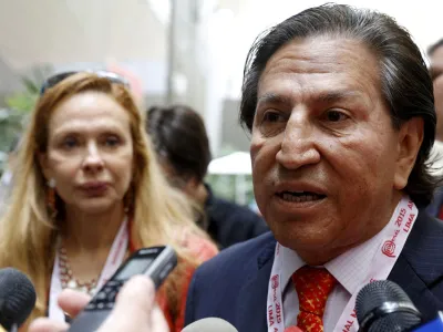 FILE PHOTO: Former Peruvian President Alejandro Toledo and his wife Eliane Karp arrives to the 2015 IMF/World Bank Annual Meetings in Lima, Peru, October 8, 2015.  REUTERS/Guadalupe Pardo/File Photo