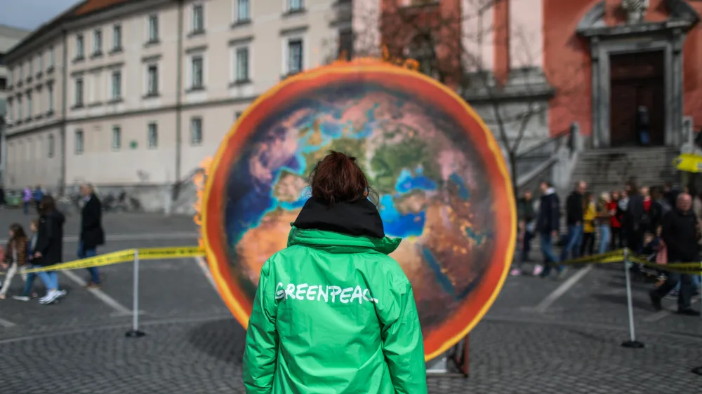 - Globalno segrevanje ozračja- 01.04.2023 – Prešernov trg - dogodek Zemlja gori ob začetku kampanje Podnebni zločin, na katerem so aktivisti Greenpeace Slovenija zažgali več metrov velik rekvizit Zemlje in s tem opozorili odločevalce, naj podnebno krizo začnejo jemati resno; //FOTO: Bojan Velikonja