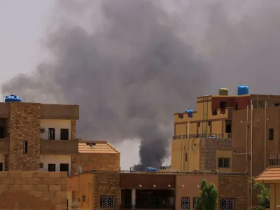 Smoke is seen rise from buildings during clashes between the paramilitary Rapid Support Forces and the army in Khartoum North, Sudan. April 22, 2023. REUTERS/ Mohamed Nureldin Abdallah