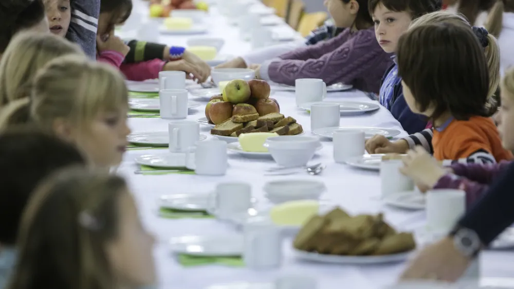 ﻿- simbolična fotografija - jedilnica - šolska prehrana - šolstvo - osnovnošolci<br> - 21.11.2014 - Osnovna šola Trnovo - Dan slovenske hrane, v okviru katerega je po šolah in vrtcih po vsej Sloveniji prvo šolsko uro potekal tradicionalni slovenski zajtrk - šolska prehrana - šolstvo    //FOTO: Jaka Gasar