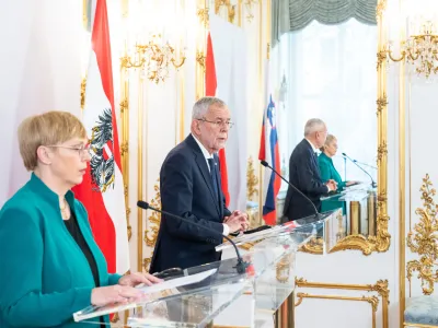 24 April 2023, Austria, Vienna: Austrian President Alexander Van der Bellen (R) and President of Slovenia Natasa Pirc Musar speak during a press conference at the Hofburg Palace in Vienna. Photo: Georg Hochmuth/APA/dpa