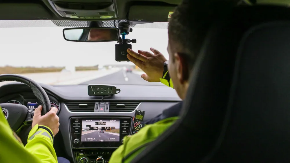 - 09.11.2018  POLICIJA - Specializirana enota za nadzor prometa (SENP) - Sektor prometne policije, Vodnikova 43 v Ljubljani  radarski sistem PROVIDA, video sistem za zagotavljanje varnosti v cestnem prometu.  merjenje hitrosti  lov za prehitrimi vozniki -<br><br> <br><br> <br>//FOTO: Bojan Velikonja