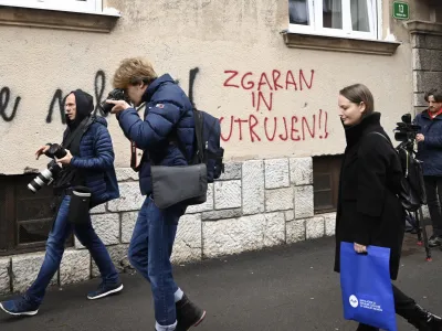 -simbolična fotografija - novinarji - grafit - napis ZGARAN IN UTRUJEN<br> <br><br>- 06.12.2022 - policisti Postaje prometne policije Ljubljana vršili postopke preizkusov alkoholiziranosti voznikov v prometu na Kotnikovi ulici pred poslopjem Agencije za varnost prometa -<br><br> <br><br>//FOTO: Nik Erik Neubauer