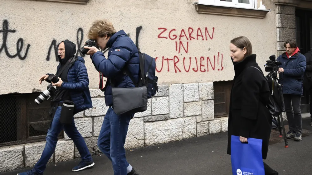 -simbolična fotografija - novinarji - grafit - napis ZGARAN IN UTRUJEN<br> <br><br>- 06.12.2022 - policisti Postaje prometne policije Ljubljana vršili postopke preizkusov alkoholiziranosti voznikov v prometu na Kotnikovi ulici pred poslopjem Agencije za varnost prometa -<br><br> <br><br>//FOTO: Nik Erik Neubauer