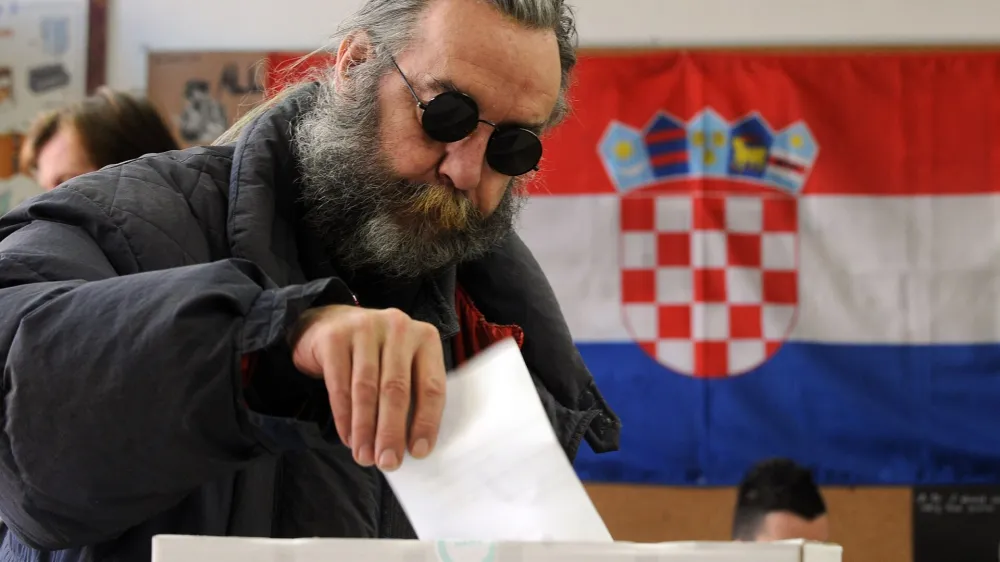 A man casts a ballot in a national referendum at a polling station in Zagreb, January 22, 2012. Croatia voted on Sunday on joining the European Union, a move the government says offers the former Yugoslav republic its only chance of economic recovery despite turmoil in the 27-state bloc. REUTERS/ Davor Kovacevic (CROATIA - Tags: ELECTIONS POLITICS)