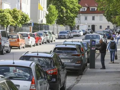 04.05.2023 - Parkiranje v Ljubljani - mirujoči promet - javna parkirišča - modra cona - Ljubljanski mestni svet predlaga dvig cen parkiranja, po katerem bi se v vsaki od treh con cena za uro parkiranja podražila za 10 centov. FOTO: Luka Cjuha