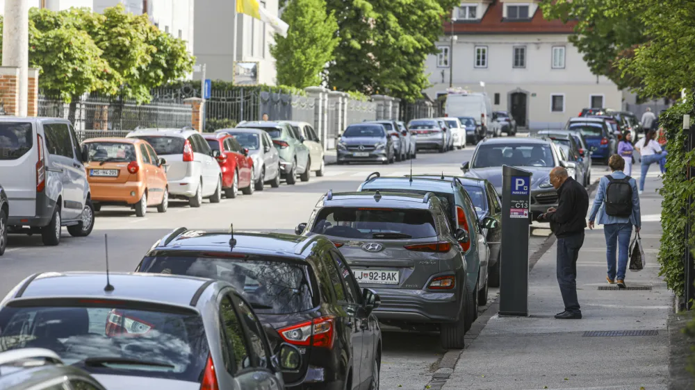 04.05.2023 - Parkiranje v Ljubljani - mirujoči promet - javna parkirišča - modra cona - Ljubljanski mestni svet predlaga dvig cen parkiranja, po katerem bi se v vsaki od treh con cena za uro parkiranja podražila za 10 centov. FOTO: Luka Cjuha