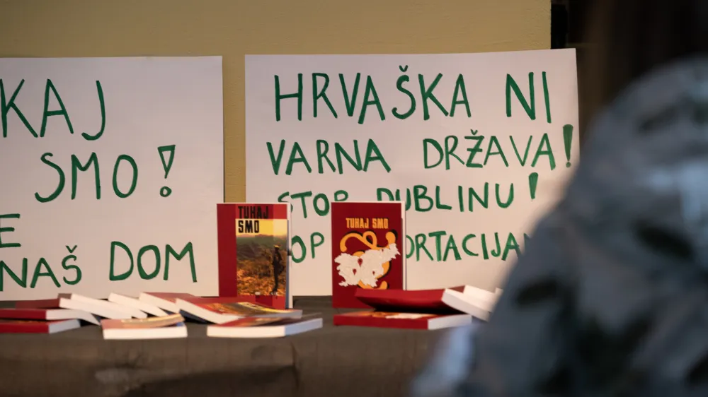 Ljubljana, Atrij ZRC.<br>Javna tribuna o deportacijah v organizaciji Ambasade Rog in Amnesty International ter v sodelovanju s hrvaskim Centrom za mirovne studije in neodvisnim gibanjem No name kitchen.