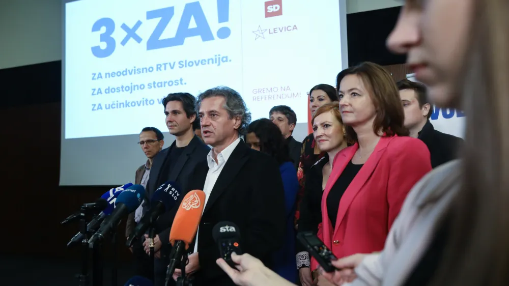  minister za delo, družino in socialne zadeve in koordinator Levice Luka Mesec (Levica), predsednik vlade dr. Robert Golob, ministrica za zunanje zadeve in predsednica SD Tanja Fajon (SD)- štab Gibanja svobode, Levice in Socialnih demokratov - koalicija- 27.11.2022 – Referendumi 2022 – glasovanje o treh zakonodajnih referendumih, in sicer o noveli Zakona o vladi, noveli Zakona o dolgotrajni oskrbi in noveli Zakona o Radioteleviziji Slovenija  //FOTO: Luka Cjuha