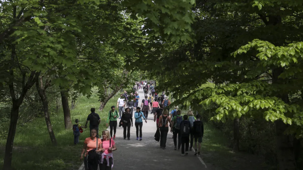 - 06.05.2023 – Pohod ob žici - okupirana Ljubljana - sprehajalci, pešci//FOTO: Jaka Gasar