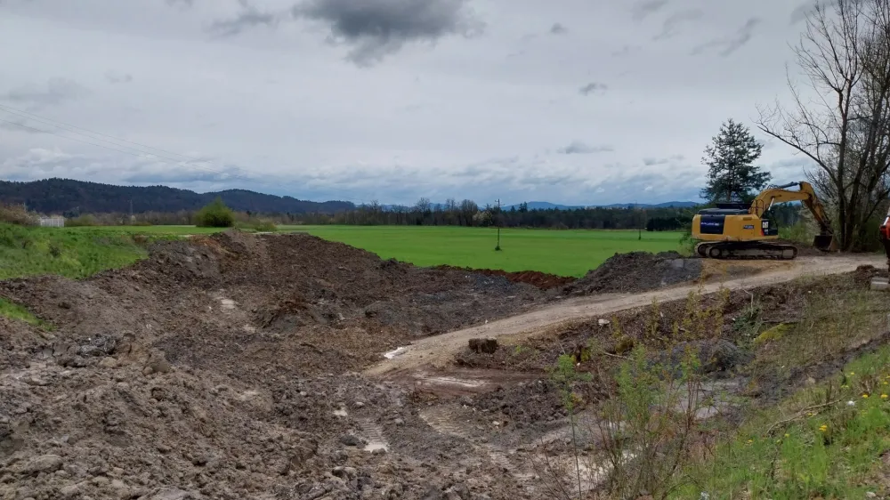 Izvajalci, ki jim je direkcija za vode zaupala izvedbo protipoplavnih ukrepov na Malem grabnu, izkopan material odlagajo v bližini avtocestnega priključka Šmartno. Večino odvečnega materiala iz Malega grabna pa bodo uporabili za sanacijo gramoznice v Gameljnah.