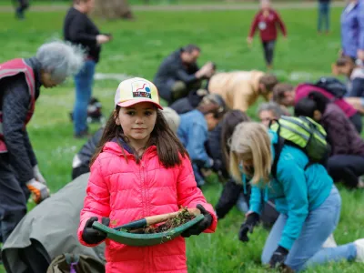 Volunteers plant native wild plug plants to promote 'The Big Help Out' in Green Park, London, Britain, May 8, 2023. REUTERS/Piroschka Van De Wouw