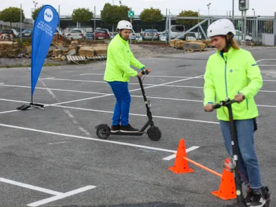 - električni skiro - - 19.04.2022 - Izpitni center Ljubljana, Cesta dveh cesarjev 176 (poligon Barje) - prva nacionalna preventivna akcija za varnost voznikov e-skirojev, //FOTO: Bojan Velikonja