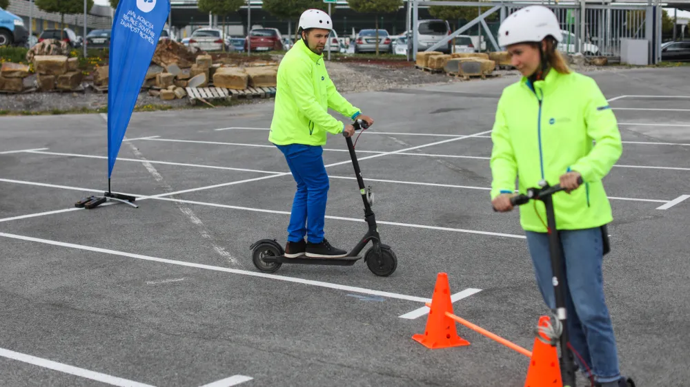 - električni skiro - - 19.04.2022 - Izpitni center Ljubljana, Cesta dveh cesarjev 176 (poligon Barje) - prva nacionalna preventivna akcija za varnost voznikov e-skirojev, //FOTO: Bojan Velikonja