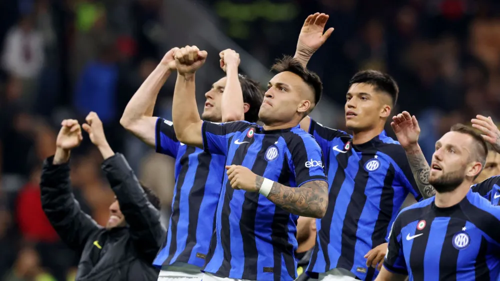 Soccer Football - Champions League - Semi Final - First Leg - AC Milan v Inter Milan - San Siro, Milan, Italy - May 10, 2023 Inter Milan's Lautaro Martinez with teammates celebrate after the match REUTERS/Claudia Greco