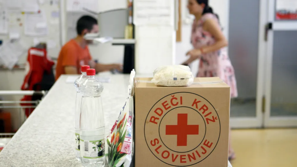 - ilustrativna fotografija - Rdeči križ Slovenije (RKS) - Območno združenje RK Ljubljana - Humanitarni center prehrambenih artiklov, Humanitarni Center - centralno skladišče - Tržaška cesta 132 //FOTO: Bojan Velikonja