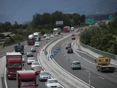 ﻿- 29.05.2014 - štajerska avtocesta - delo na avtocesti med priključkom Žalec - Arja vas in priključkom Šempeter v smeri Ljubljane -   //FOTO: Luka Cjuha.