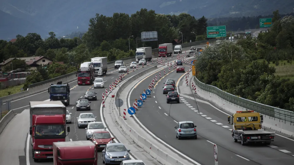 ﻿- 29.05.2014 - štajerska avtocesta - delo na avtocesti med priključkom Žalec - Arja vas in priključkom Šempeter v smeri Ljubljane -   //FOTO: Luka Cjuha.